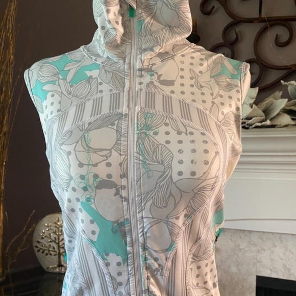 Vintage Lululemon Vest with Side Mesh Panels with Grey/Turquoise Lily Pattern - Picture 3 of 16